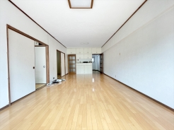 リビング16帖に和室が2間あります。
1~2人暮らしの方が、ペットと住むのもお勧めです。