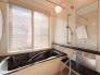 浴室は湿気がたまりやすく、換気扇だけではどうしてもカビが出てしまいやすい場所。窓があるだけで、あっという間に換気ができますのでお風呂のカビお掃除も気持ちが良いです。
