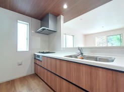 機能的な床下収納と対面式キッチンで居心地の良い住空間
