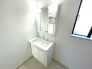 2号棟 ■三面鏡洗面台　シャワーヘッド付き
三面鏡は真正面から見ただけでは気付けない色んな角度から確認でき、収納スペースが豊富であるということがメリットです。また、シャワーヘッド付きの水栓です。