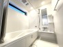 ■ユニットバス
ユニットバスは全てが浴室のために設計されているため、掃除のしやすさやカビの生えにくさ汚れにくさに特化しています。 素材は汚れが付きにくいものが使用され、お手入れが最小限に抑えられる浴室となっております
お子様と一緒に浸かれる広いバスタブで、バスタイムをさらに楽しく♪