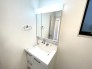 ■三面鏡洗面台　シャワーヘッド付き
三面鏡は真正面から見ただけでは気付けない色んな角度から確認でき、収納スペースが豊富であるということがメリットです。また、シャワーヘッド付きの水栓です。