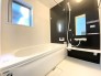 浴室は白を基調とした中に、黒色の壁を採用することで、明るい上で落ち着く空間を実現しております。日々の疲れをこちらの浴室で癒してくださいませ。