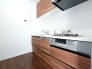 リビングから独立性を持たせたキッチン　機能的で開放的な気持ち良い空間
