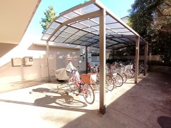 大事な自転車やバイクを雨から守れるルーフ付き駐輪場