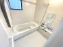 1号棟 ■浴室乾燥機付きユニットバス
ユニットバスは全てが浴室のために設計されているため、掃除のしやすさやカビの生えにくさ汚れにくさに特化しています。 素材は汚れが付きにくいものが使用され、お手入れが最小限に抑えられる浴室となっております。
お子様と一緒に浸かれる広いバスタブで、バスタイムをさらに楽しく♪
