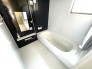 2号棟 ■浴室乾燥機付きユニットバス
ユニットバスは全てが浴室のために設計されているため、掃除のしやすさやカビの生えにくさ汚れにくさに特化しています。 素材は汚れが付きにくいものが使用され、お手入れが最小限に抑えられる浴室となっております。
お子様と一緒に浸かれる広いバスタブで、バスタイムをさらに楽しく♪