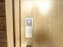 玄関ドア：電子キー（スマートキー）付き玄関で、ボタンを押すだけで施錠・解錠ができる。
もしくは、ドアハンドルにカードやタグキーをかざすだけで施錠・解錠ができる。