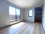 A号棟 バルコニーへ直結した居室は、自然光をたっぷり取り入れることができます。大きな窓やスライディングドアを通じて、明るく開放的な空間が提供されます。
