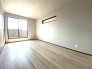 B号棟 バルコニーへ直結した居室は、自然光をたっぷり取り入れることができます。大きな窓やスライディングドアを通じて、明るく開放的な空間が提供されます。
