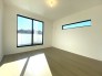 1号棟 バルコニーへ直結した居室は、自然光をたっぷり取り入れることができます。大きな窓やスライディングドアを通じて、明るく開放的な空間が提供されます。

