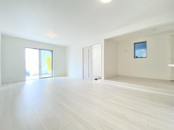 18帖のLDK横には、3帖の洋室がございます。お子様のあそび場などにピッタリですね。