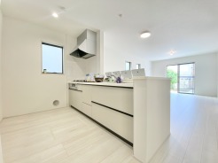 対面式キッチンは、家族との会話が増える素敵な間取りです。調理スペースもしっかりと確保されております。