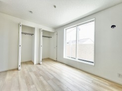 2階洋室6.7帖の主寝室は、バルコニーに面した明るいお部屋です。