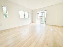 南側からの日差しがたっぷり入るため、日中は明るい空間です。