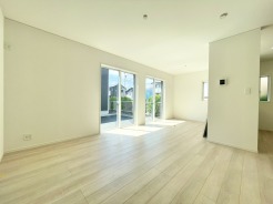 2号棟 16帖以上の陽当り良好のLDK。和室を含めると20帖以上の空間となるLDK。開放感を感じられ、ゆったりくつろげます。