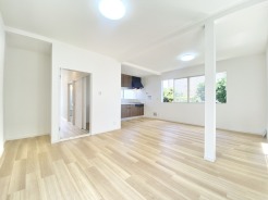 窓がたくさんあるため、日中は外からの日差しで明るい空間です◎