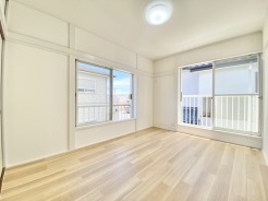 ベランダに面した明るいお部屋です。