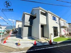 小学校まで徒歩約8分。カースペースは2台駐車可能で南向きの陽当りと開放感良好の新築。