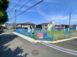 前面道路も比較的交通量が少なく、落ち着いて駐車していただけます。