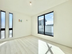 2階洋室6.25帖はバルコニーに面した明るいお部屋です。たっぷり収納可能なウォークインクローゼット収納付き!