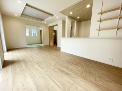 LDK16帖の広々としたリビング。南側からの日差しで日中は明るい空間に