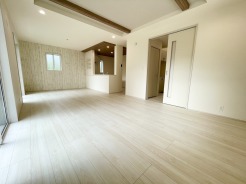 LDK20帖以上の開放感ある広々としたリビング