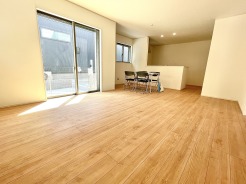 ■リビング
家族が集うリビングは、陽の明かりも入り明るいリビングになります。
家族団らんの時間も増えそうなくつろぎのLDK