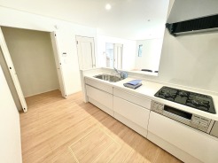 ■システムキッチン
主婦の方に支持されているカウンターキッチンです。
お子様から目を離さず料理が出来ます。