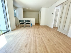 ■リビング
家族が集うリビングは、陽の明かりも入り明るいリビングになります。
家族団らんの時間も増えそうなくつろぎのLDK