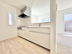 1号棟 対面式キッチンは、リビングのご家族を見守りながらお料理をすることが出来ます。こちらのキッチンで美味しい料理とご一緒に素敵な思い出をどうぞ。