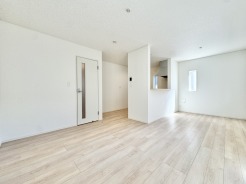 1号棟 広々としたLDKとなっております。家族の会話が増える素敵な間取りです。