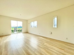 家族が集うリビングは、陽の明かりも入り明るいリビングになります。
家族団らんの時間も増えそうなくつろぎのLDK