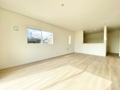 全棟南西向きで南西道路、2~3台並列駐車可能の新築戸建。広々4LDKの間取りで、ワイドバルコニーにインナーバルコニー、19帖以上など魅力溢れる新築6棟