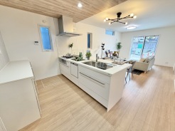 対面式キッチンは家族の会話が増える素敵な間取りです。キッチン後方にはカップボードも標準装備しておりますので収納力に長けております。