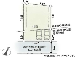 区画図から伝わる“ちょうどいい暮らし”の形。前面道路はゆとりの5m、車2台ゆったり駐車できる整形寄りの敷地。第一種低層の静かな住環境で、家族の毎日がのんびり心地よく過ごせる住まいです。