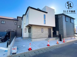 青々としたお空がとても気持ち良いですね。明るい住宅は自然と気持ちまで明るくなってきそうです。