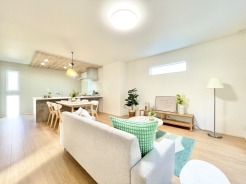 明るい光がたっぷり差し込むリビングは、家族みんなが自然と集まる心地よい空間。木目調の床と落ち着いた色合いのキッチンが、毎日の時間をやさしく包み込みます。ゆったり広さがあり、家具の配置もしやすい間取り。くつろぎも団らんも思いのままに楽しめる、居心地の良いリビングです。