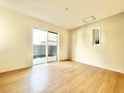 陽射しがたっぷり差し込む、心地よいプライベート空間♪
シンプルな内装で家具も合わせやすく、クローゼット付きで収納も◎。
毎日の暮らしにちょうどいい、落ち着きある居室です。