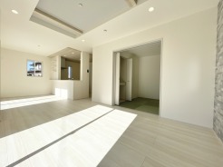 温かい日差しがが室内の奥までしっかりと入ってきております。明るい住宅は自然と気持ちまで明るくなってきそうです。