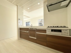 調理スペースもしっかりと確保されております。食洗器や魚焼きグリル、3口コンロを完備しておりますのでお料理の幅も広がってきそうです。