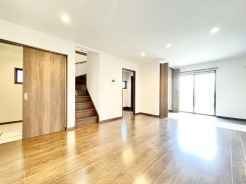 家族の団らんスペースのリビングは約15.0帖