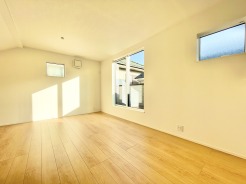 明るいリビングは、家族や友人と集まるときも楽しくなります。