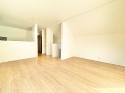 2階リビングで陽当たり良好。
リビング15.7帖あります。