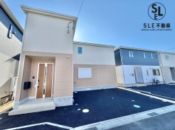 【地震に強い家】ご家族の車はもちろん、来客用としても使えるゆとりがあります。