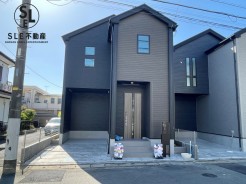 2号棟の東側は隣地の通路となっており、角地のような開放感がございます。間もなく完成。内観もご覧いただけます。是非一度ご覧になってみてください。