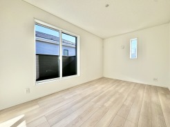 2階約7.5帖の主寝室。南向きでワイドバルコニーに面しており、開放感と陽当たりが良好です。