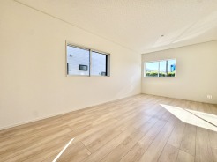 こちらの住宅を夢のマイホームにいかがでしょうか。広々としたリビングにてご家族とおくつろぎいただけます。