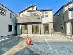 LDK16帖の広々としたリビング。折り上げ天井採用のため開放感を感じられます。