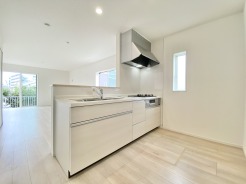 ■システムキッチン
主婦の方に支持されているカウンターキッチンです。
お子様から目を離さず料理が出来ます。